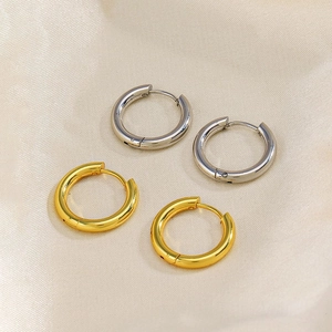 Minimalistische 3mm Creolen aus Edelstahl mit 18k Goldbeschichtung in Gold und Silber