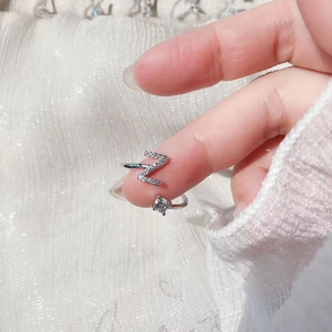 Dettaglio macro dell'anello regolabile argento con zirconi a forma di Z e pietra