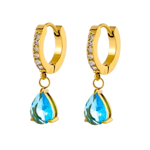 Dettaglio di orecchini d'oro con piccoli zirconi bianchi e gemma a goccia blu mare