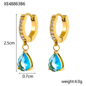 Dettaglio di orecchini con pietra blu a goccia, altezza 2,5 cm e peso di 4,0 g