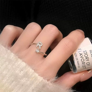 Dettaglio dell'anello regolabile in argento con lettera R e zircone quadrato