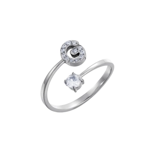 Dettaglio di un anello regolabile in argento con lettera G in zirconi e pietra principale