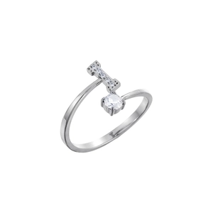 Dettaglio macro di anello regolabile argento con lettera I zircone e cristallo