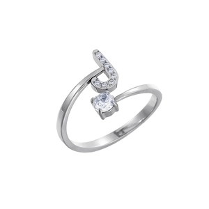 Dettaglio macro di anello nota musicale in argento con zirconi pavé e fascia aperta