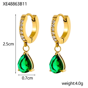 Dettaglio dimensioni 2,5cm x 0,7cm degli orecchini a goccia verdi con finitura oro