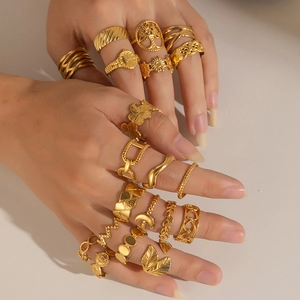 Böhmisches vergoldetes Edelstahl-Ring-Set mit Sonnen-, Mond- und Hohlmustern