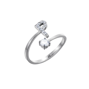 Dettaglio dell'anello in argento con lettera P e zirconi cubici micro-pavé