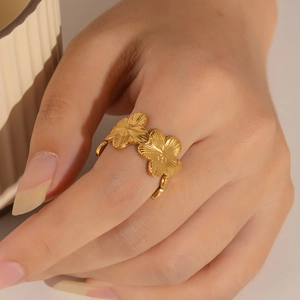 Verstellbarer 14k vergoldeter Edelstahlring mit zwei strukturierten Blumenblättern