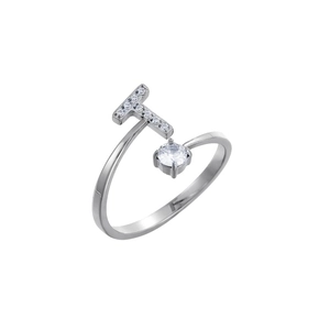 Dettaglio anello argento lettera T con micro-cristalli e zircone cubico rotondo