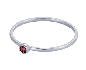 Vue détaillée d'une bague fine en acier inoxydable avec pierre précieuse violette ronde