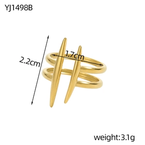 Detailoverzicht van de 18K vergulde dubbele ring met 2,2 cm spikes en gewicht van 3,1 g
