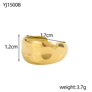 Detail van gouden gehamerde ring met afmetingen 1,7cm breedte en 1,2cm hoogte