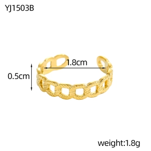 Detailopname van een holle gouden ring met 1,8 cm diameter en 0,5 cm breedte specificaties