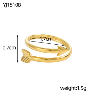 Detailweergave van gouden pijlring met afmetingen 1,7 cm diameter en 1,5 g gewicht