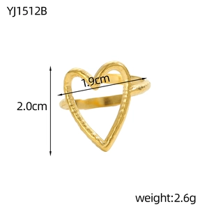 Detailoverzicht van gouden hartring met gehamerde textuur en 2cm hoogte afmetingen