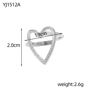 Detail van zilveren hartring, afmetingen 2,0x1,9 cm met een matte getextureerde afwerking