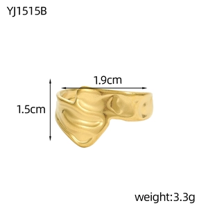 Detailopname van gouden golvende ring met afmetingen van 1,9 cm breed en 1,5 cm hoog