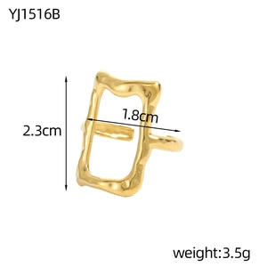 Macro-opname van gouden ring met lava-textuur en nauwkeurige productafmetingen