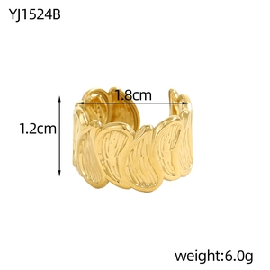 Detail van 18K vergulde veerring met afmetingen 1,8cm diameter en 1,2cm breedte