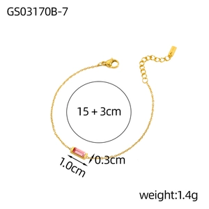 Minimalistisches Goldketten-Armband mit einem rosafarbenen rechteckigen Edelsteinanhänger