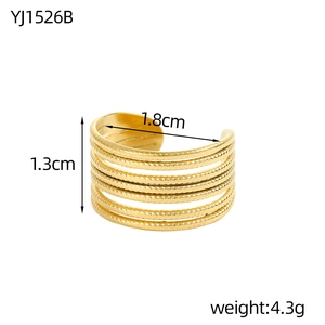 Detailweergave van goudkleurige gelaagde ring met afmetingen van 1,3 cm hoogte en 1,8 cm diameter