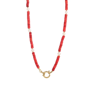 Dettaglio della collana con pietre rosse, perle bianche e chiusura a molla dorata