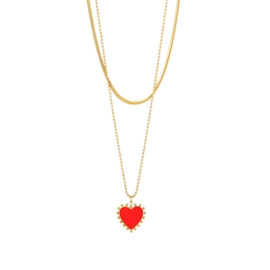 Dettaglio di collana a doppio strato in oro con catena a serpente e ciondolo a cuore rosso