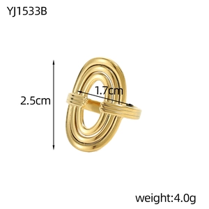 Detailweergave van gouden ovale ring met afmetingen van 2,5 cm hoogte en 1,7 cm breedte