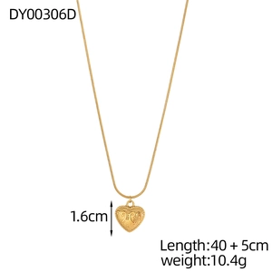 Dettaglio della collana con ciondolo a cuore dorato con misure 1,6cm e specifiche peso