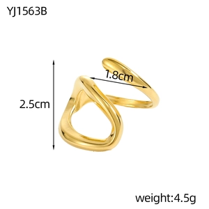 Detail van onregelmatige gouden golfring met afmetingen van 2,5 cm hoogte en 1,8 cm breedte