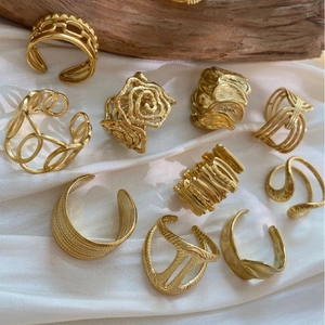 Set van gouden roestvrijstalen open ringen met geometrische en bloemmotieven