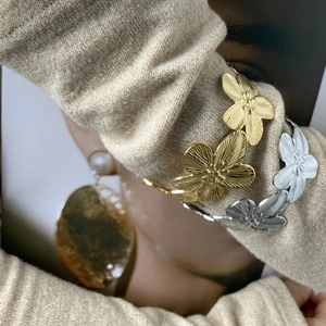 Bracelet manchette fleur rétro en or et argent avec texture de pétales métalliques ciselés