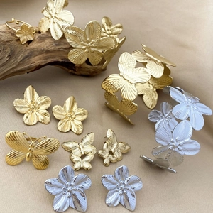 Parure de bijoux vintage avec motifs fleurs et papillons en finition or et argent