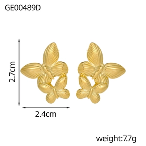 Boucles d'oreilles papillon dorées exagérées avec design d'ailes métalliques