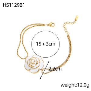 Elegantes goldfarbenes Doppelarmband mit weißem Emaille-Kamelienblütenanhänger für Damen