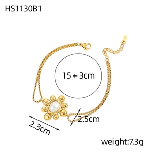 Details des vergoldeten Armbands mit Perlenanhänger und Größenangaben