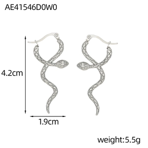 Detailansicht der silbernen Schlangenohrringe mit Schuppenstruktur und 4,2 cm Höhe Maße