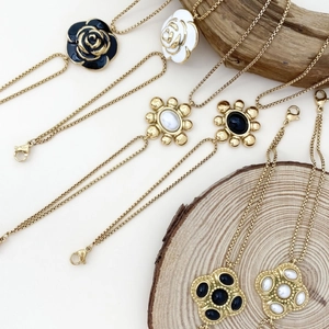Elegantes vergoldetes Kamelien- und Kleeblatt-Charm-Armband mit Emaille-Akzenten