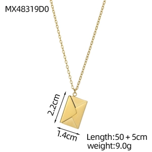 Detalle del colgante de sobre dorado de 1.4x2.2cm con cadena fina ajustable y pulida