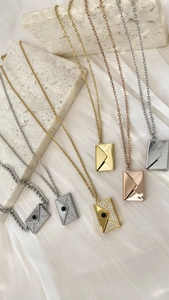 Detalle de collares de sobre en oro, oro rosa y plata sobre piedra y seda