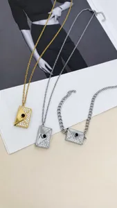 Detalle de collar y pulsera tipo sobre creativo con brillantes de strass y piedras preciosas