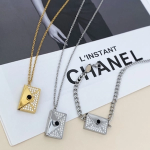 Collares de sobre apilables en oro y plata con circonitas blancas y cuentas negras