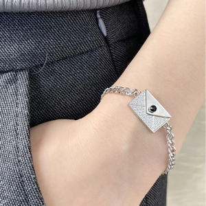 Collar para mujer con colgante de sobre plateado con circonitas y piedra central negra
