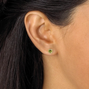 Boucles d'oreilles minimalistes avec gemme verte ronde et serti à quatre griffes