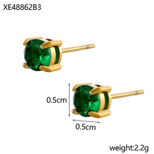 Détail des boucles d'oreilles puces de 0,5 cm en émeraude et monture dorée