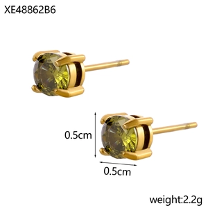 Vue détaillée des boucles d'oreilles dorées de 0,5cm avec zircone ronde vert olive
