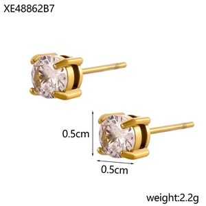 Gros plan de boucles d'oreilles dorées à quatre griffes avec zircons clairs de 0,5cm