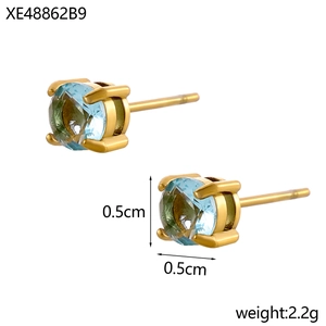 Détail de boucles d'oreilles zircon bleu clair 0,5cm avec monture dorée, poids 2,2g