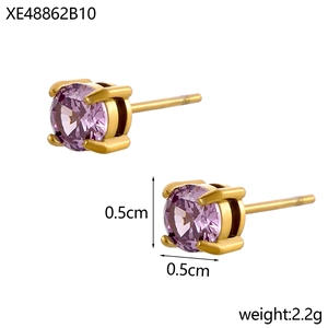 Détail de boucles d'oreilles clous en zircon violet de 0,5 cm dorées pesant 2,2 g
