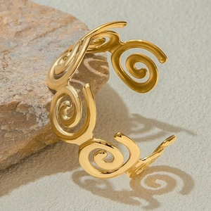Elegante bracciale aperto placcato oro 18 carati con design a spirale e stelle